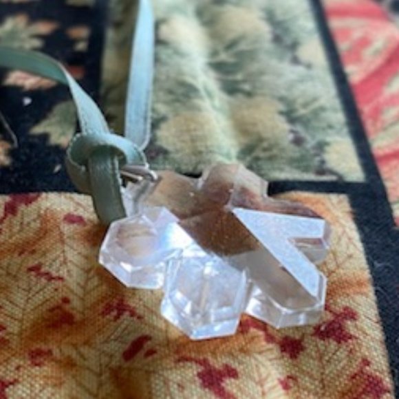 VINTAGE * small FACETED Cut GLASS SNOWFLAKE light BLUE RIBBON NECKLACE * Hippy - Picture 3 of 6